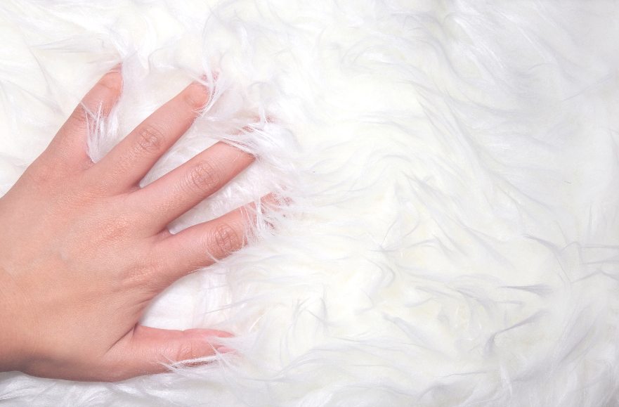 mão em um tapete branco